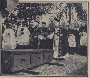 300337 Afbeelding van de begrafenis van aartsbisschop mgr. H. van de Wetering op de R.K. begraafplaats St. Barbara ...